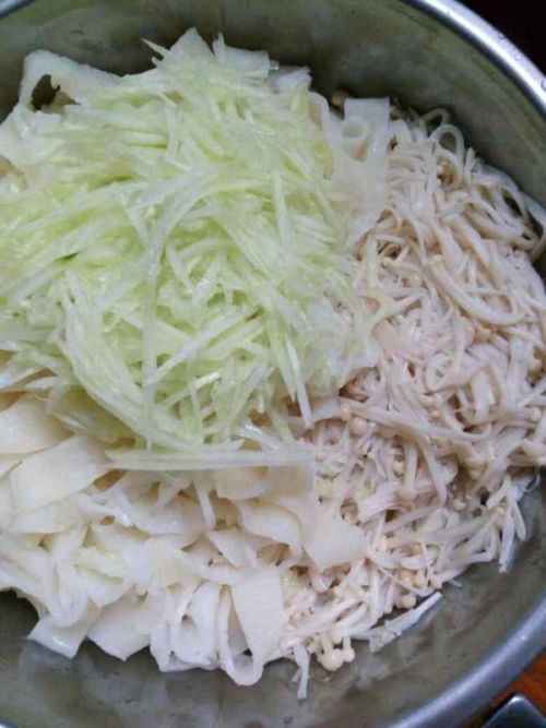 金針菇拌涼皮怎么做好吃,金針菇拌涼皮的家常做法